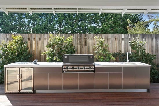 How to Host an Epic BBQ Party in Your Outdoor Kitchen