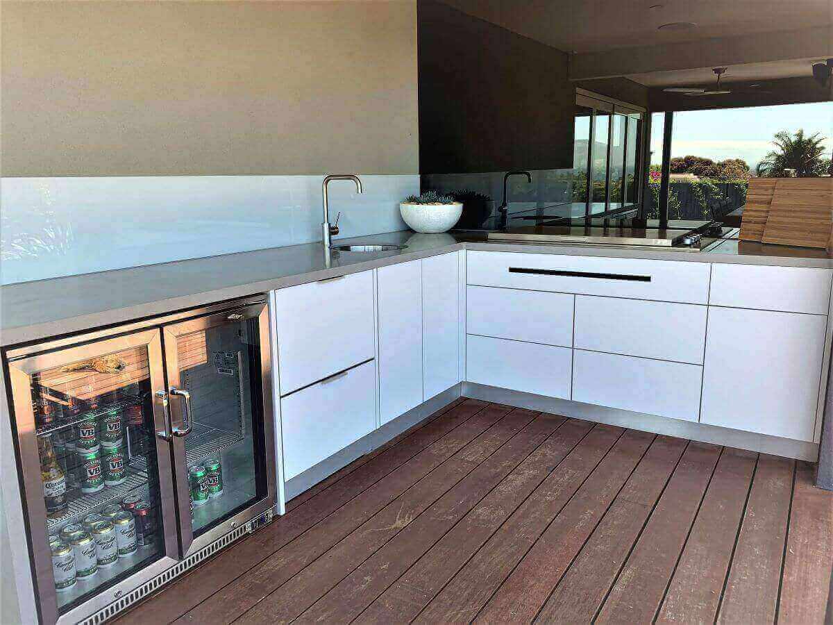 LimeTree Alfresco Beefeater Proline lid with Corian Dove and Matte White Cabinets 311
