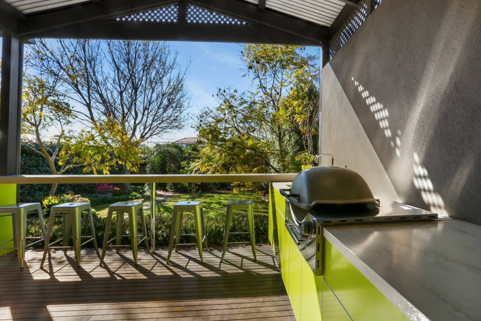 820-LimeTree Alfresco Weber Q3600 Dulux Rainforest Glow Corian Concrete and Clam Shell Alfresco Kitchen 6