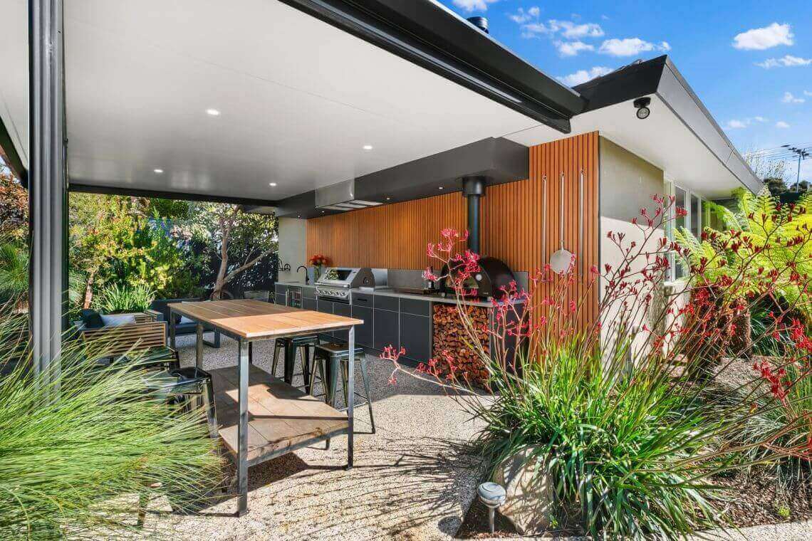 Pros and Cons: Covered vs Uncovered Outdoor Kitchens