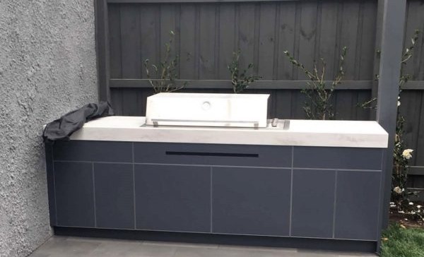 Beefeater-Proline-Hood-Matte-Iron-Grey-Corian-Raincloud-Outdoor-Kitchen-600x380