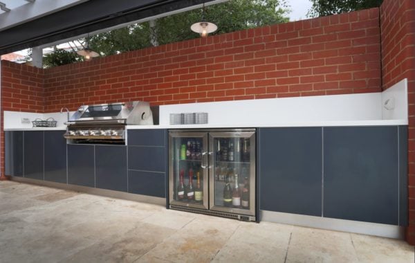 Beefeater-Signature-3000-5-Burner-Matte-Steel-Grey-Corian-Cameo-White-Outdoor-Kitchen-2-1-600x380