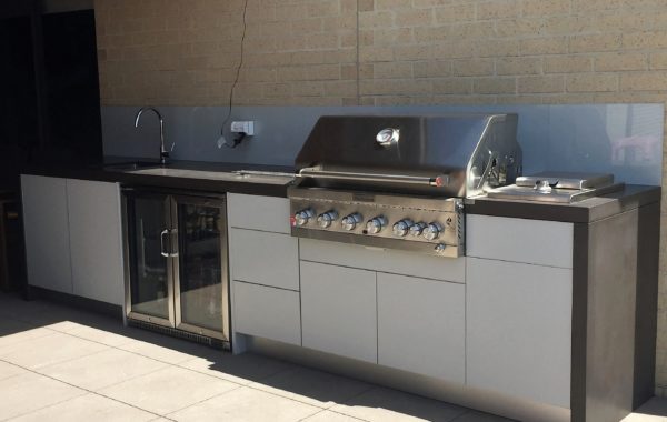 KitchenAid-6-Burner-Smokey-Grey-Concrete-Outdoor-Kitchen-1-600x380